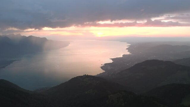 Coucher de soleil sur le Lac L&eacute;man, Survol Panoramique au Drone de Montreux Riviera, depuis les Rochers-de-Naye, Alpes, Suisse