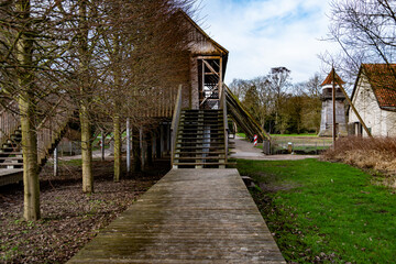 Im Salinenpark Rheine. Ein Holzsteck führt zur Treppe eines Holzgebäudes.