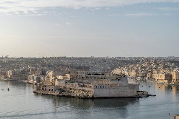Obraz premium Vittoriosa, also known as Il-Birgu, seen from Valletta, Malta