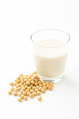 白背景に豆乳と大豆