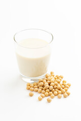白背景に豆乳と大豆