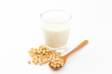 白背景に豆乳と大豆