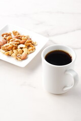 栄養たっぷりのミックスナッツと淹れたてで香りのよいコーヒー
