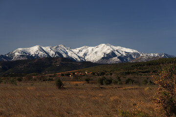 Village de Ste Colombe sur fond de Canigou enneigé