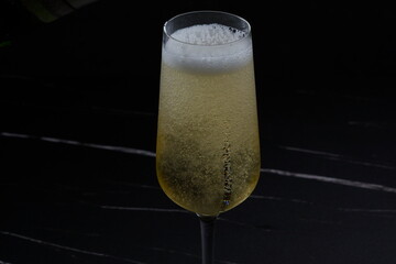 よく冷えたシャンパン（スパークリングワイン）のグラス
