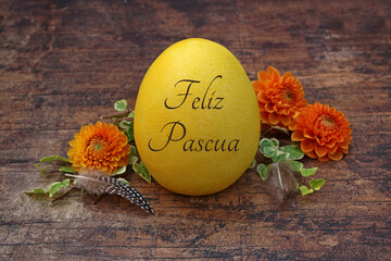 Felices Pascuas: Flores con huevos de Pascua. El huevo de Pascua lleva la inscripción 