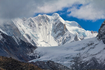Obraz premium Nirekha peak 6069 meters high part of the Lobuche chain, visible on the ascent to the Cho La pass near Gokyo,Nepal