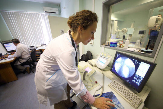 The doctor looks at x-rays of the lungs on a computer screen