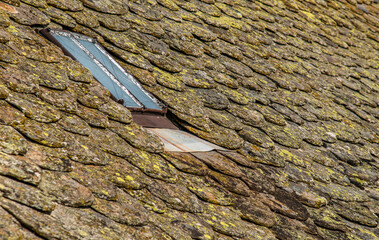 Fenêtre de toit en lauzes aubracoise à Malbouzon, Lozère, France