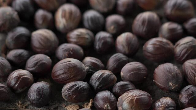 Dried nutmeg seeds can be used as a food spice and medicine