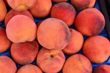 Fototapeta na wymiar Peach Perfection: Fresh Organic Peaches Displayed at the Market in 4K Ultra HD