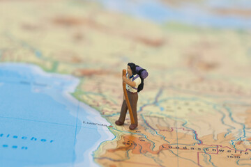 Wanderer auf einer Landkarte, Miniaturfiguren Fotografie
