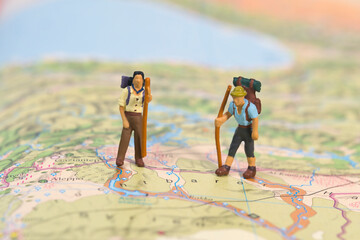 Wanderer auf einer Landkarte, Miniaturfiguren Fotografie
