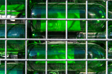 Gitterbox mit grünen Weinflaschen