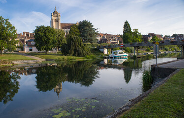 Fototapeta na wymiar vue sur la ville touristique de Dole dans le Jura le long du canal du Rhin au Rhône