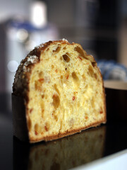 bizcocho de panettone partido por la mitad  para ver de que masa esta hecho