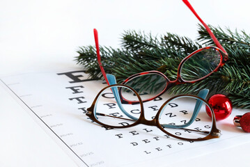 
Occhiali da vista e grafico oculare isolati su sfondo bianco con decorazioni natalizie. Natale e...