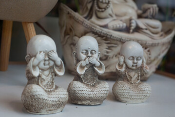 Estatuas de pequeños budas en vidriera
