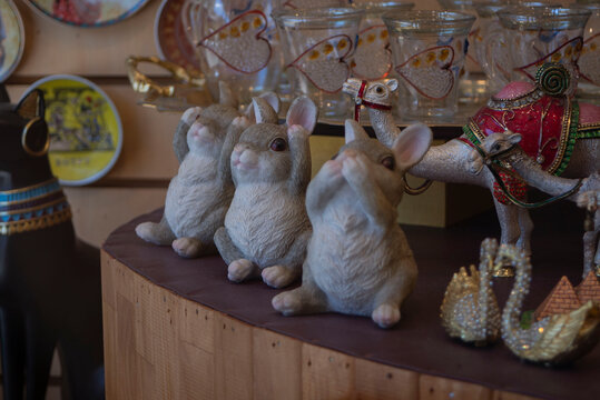 Vitrina con estatuas de conejos, no veo, no hablo, no escucho