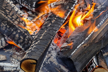 Żarzące się drewniane szczapki z płomieniami - obrazy, fototapety, plakaty