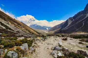 Papier Peint photo autocollant Ama Dablam Scenic panorama of the Everest base camp trail looking south along the Khumbu valley towards the village of Dugh La and Periche with Ama Dablam dominating the horizon in Nepal