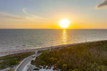 Photo sur Plexiglas Plage de Camps Bay, Le Cap, Afrique du Sud Parking lot at Blind Pass beach on Manasota Key in Englewood. Tourists cars in front of ocean beach with soft white sand in Florida. Popular vacation spot at sunset