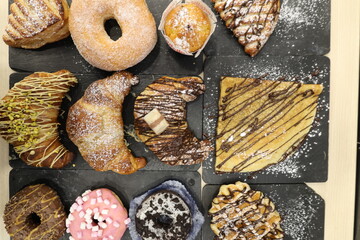 Pietanze italiane dalle pizze carne e dolci