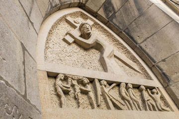 Relief Kreuztragung an gotischer Kirche mit Sandstein