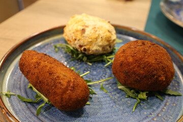 Pietanze italiane dalle pizze carne e dolci