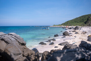 Fototapeta na wymiar On the island of Nha Trang sea with blue sky and clean water