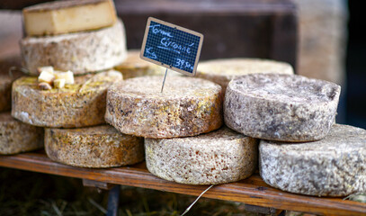 Savoyer Käse am Marktstand in Annecy, Frankreich © Ilhan Balta