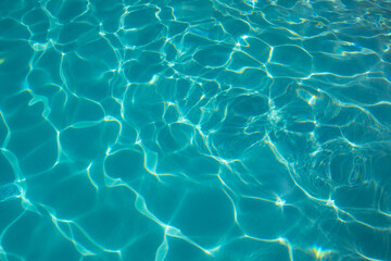 Fototapeta na wymiar textura reflejo de agua en piscina 