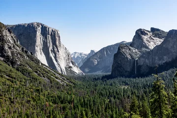 Crédence de cuisine en verre imprimé Half Dome Blick in das Yosemite Valley auf El Capitan, Bridalvail Fall und Half Dome an einem klaren Sommermorgen