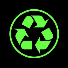 símbolo verde del reciclaje sobre fondo negro