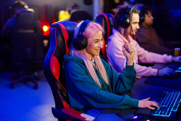 Pro eSports female gamer celebrating victory while playing online video game © Zamrznuti tonovi