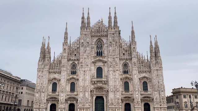 En el techo y duomo de Milan surgen viajes, sue&ntilde;os nuevo y vida.