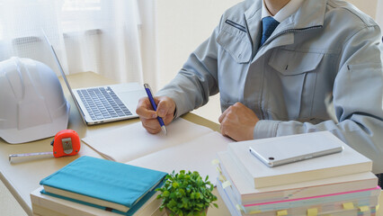 働きながら資格取得を目指す建設系ビジネスマン イメージ