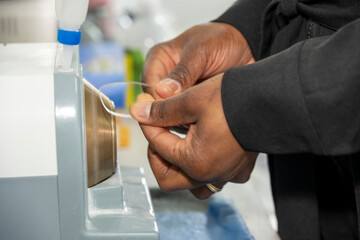 biseautage et travail des verres sur une machine à meuler diamant