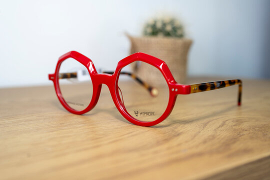 paire de lunettes rouge de la marque hypnotic chez un opticien