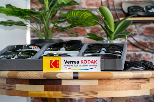 petite publicit&eacute; pour verres de correcteur Kodak dans un magasin