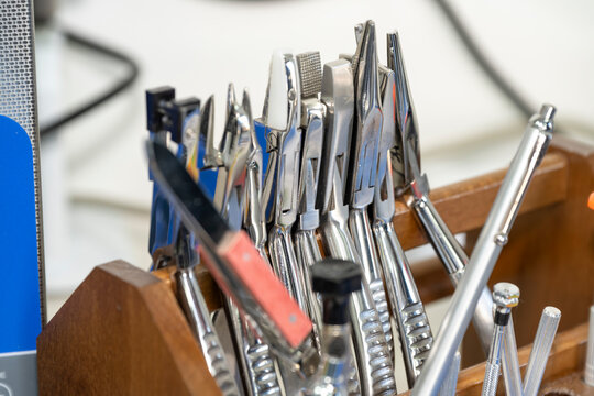pinces diverses pour montage de lunettes chez un opticien