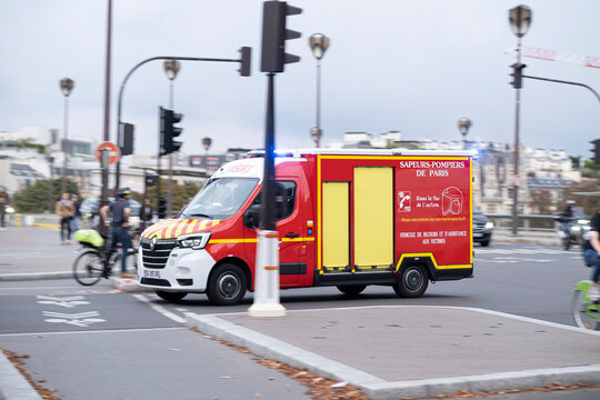 Paris, France: Sapeurs pompiers car in action.