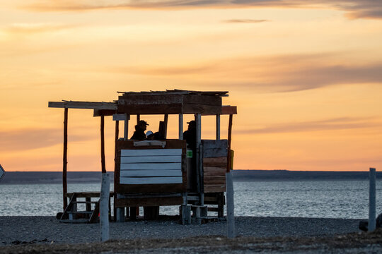 Garita de observaci&oacute;n a la vera del mar, con silueta de personas, atardecer casi noche, contraste, perfiles