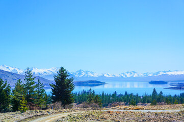 青空のもとのテカポ湖