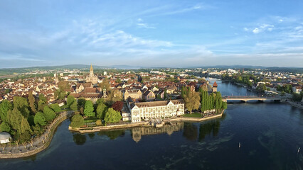 Luftaufnahme der Konstanzer Uferpromenade, dem Steigenberger Hotel und der Rheinbrücke bei...