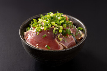 鰹たたきの漬け丼
