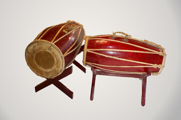 alat musik tradisional gamelan jawa. alat musik bernama kendang, gendang, atau ketipung.