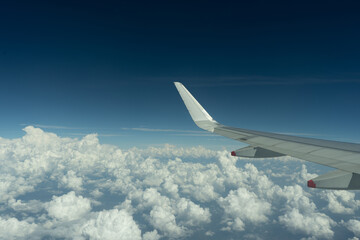 Above the Clouds: A Glimpse through the Airplane Window, Por encima de las nubes: un vistazo a través de la ventana del avión - obrazy, fototapety, plakaty