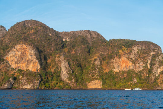 Sails to islands and rocks sunset, Maya Bay, Phi Phi Le Island, Thailand © aapsky