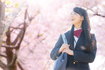 メインビジュアルにも！桜並木で見上げる高校生や中学生のイメージ 入学や卒業、合格のイメージ © kapinon
